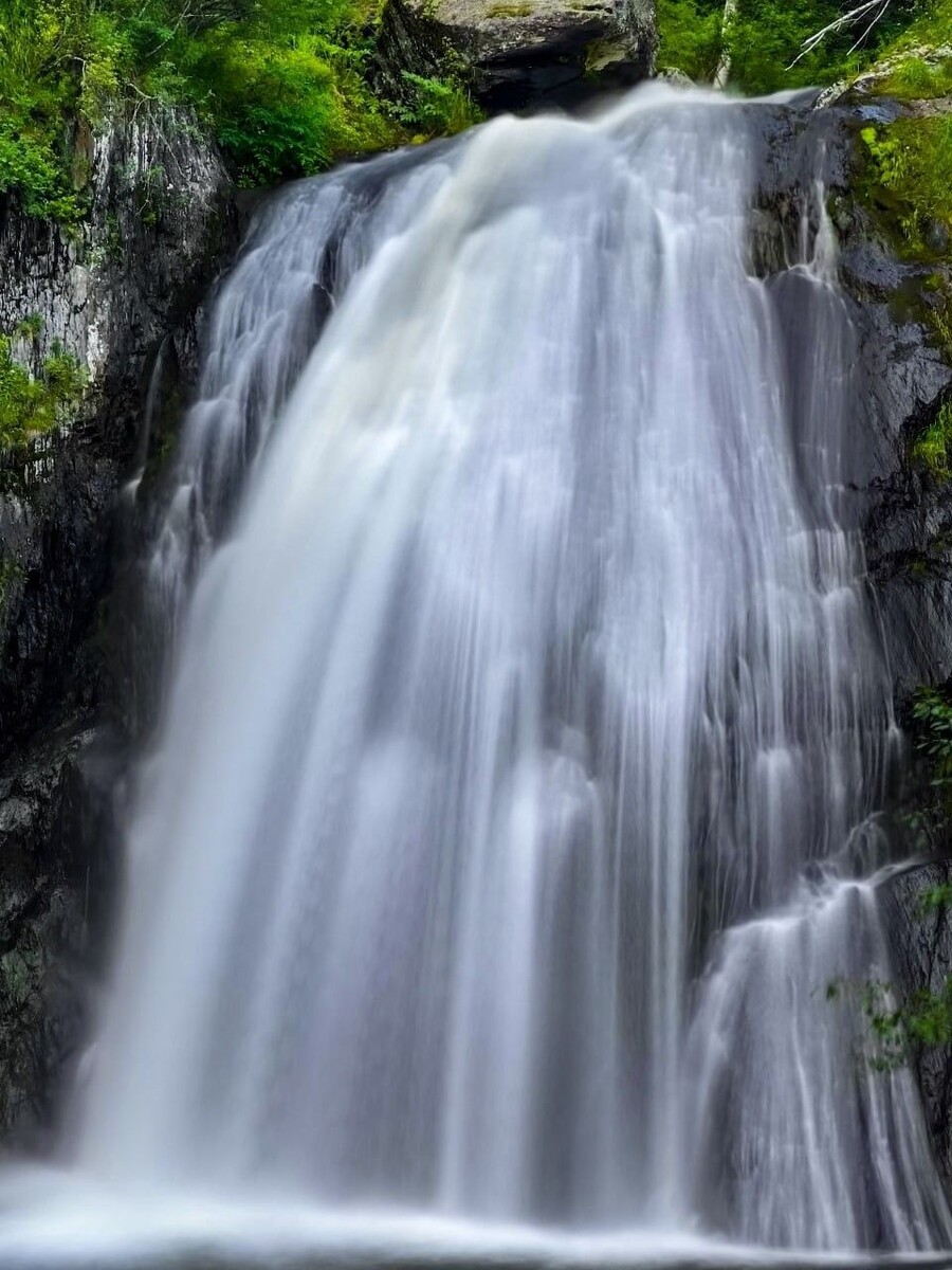    Летний вечер на водопаде Корбу. Источник: Роман и Татьяна Воробьевы