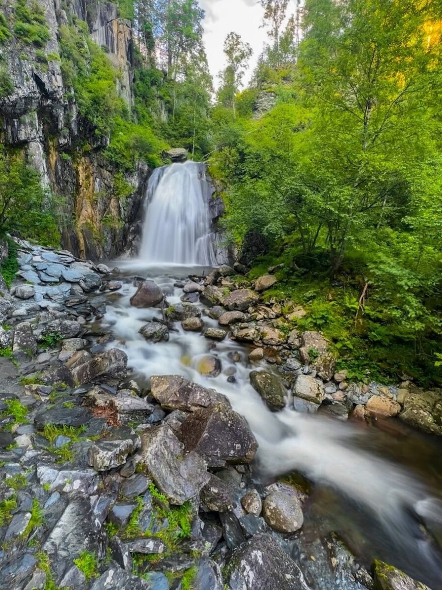    Летний вечер на водопаде Корбу. Источник: Роман и Татьяна Воробьевы