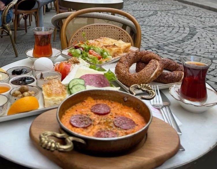 Большой турецкий завтрак в ресторане рядом с Галатской башней в Стамбуле