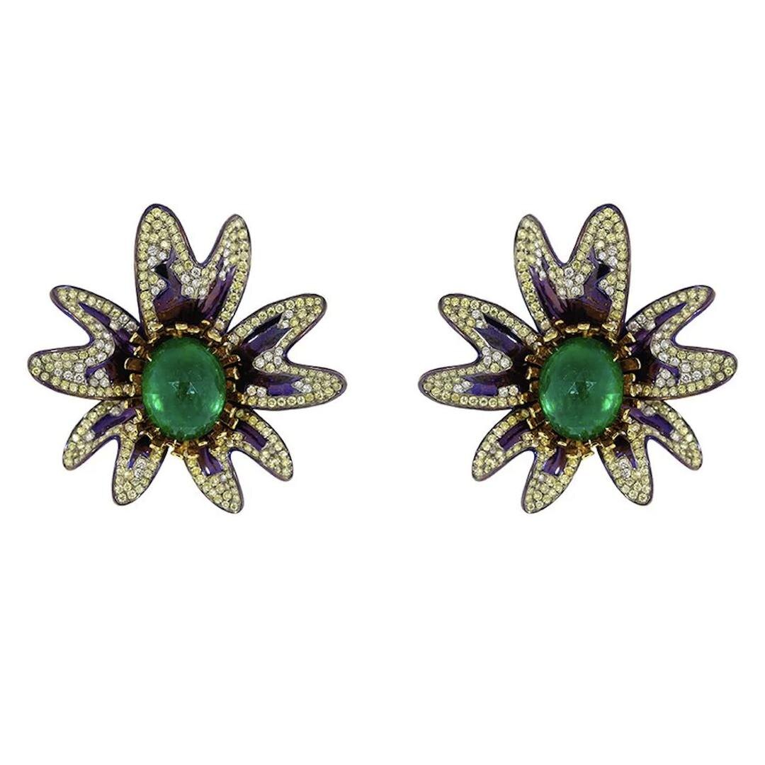 Эти изысканные изумрудные серьги от Saboo Fine Jewels изготовлены из титана — самого легкого и одного из самых сложных в обработке металлов, позволяющего создавать сверхлегкие скульптурные формы.