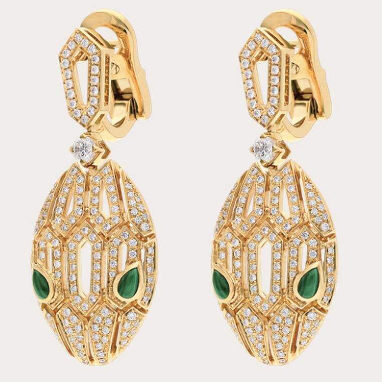Легендарная модель Bulgari Serpenti переосмыслена с пронзительными малахитовыми глазами в этих гламурно смелых серьгах, украшенных бриллиантами.