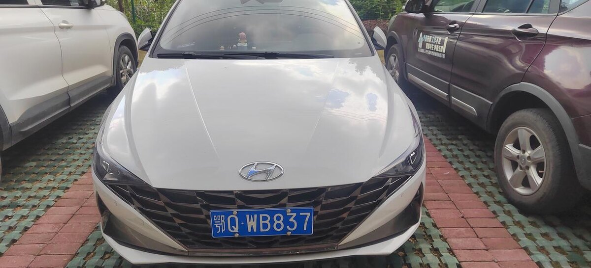 Фото 1. Передняя часть Hyundai Elantra.