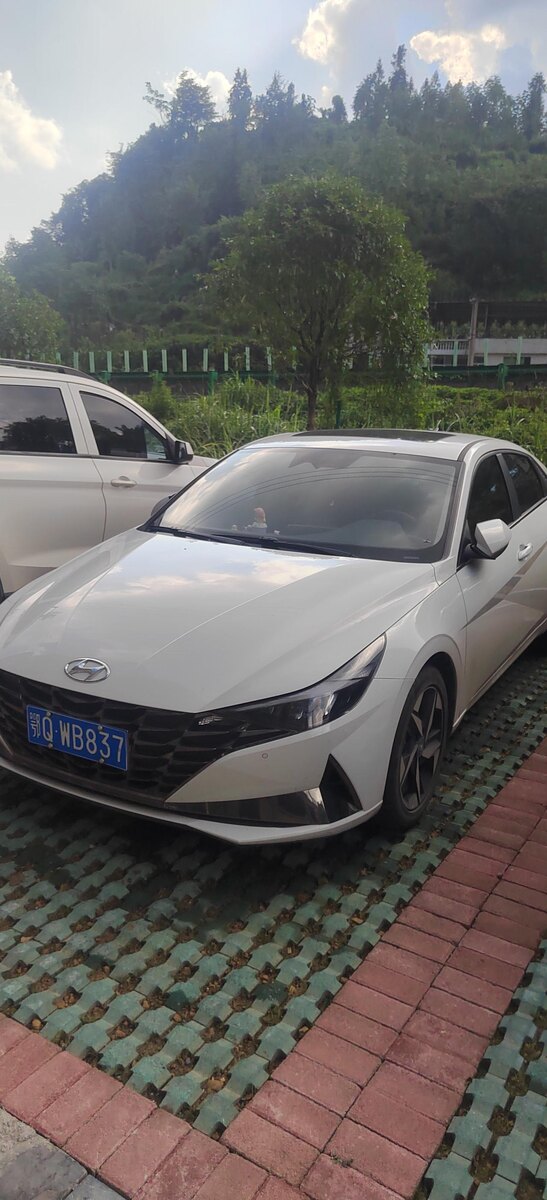 Фото 2. Передняя часть Hyundai Elantra.