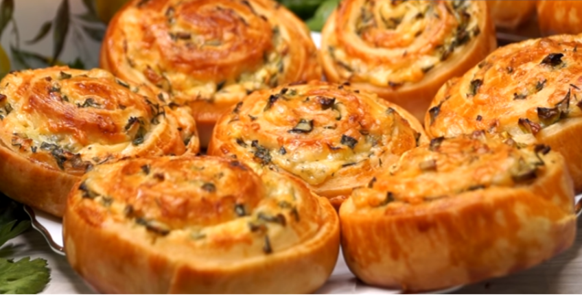 Завитушки с луком и чесноком для перекуса или завтрака