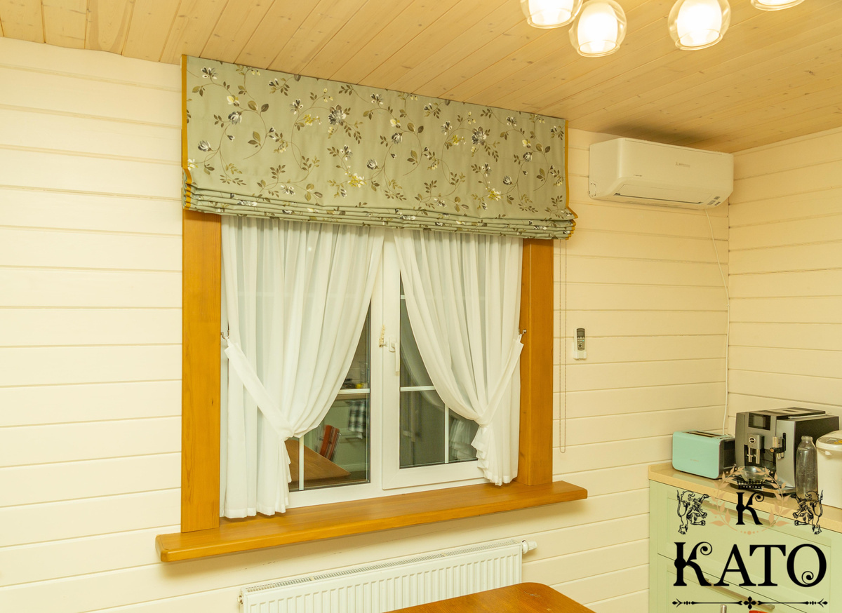 Прозрачный тюль и римская штора в одном окне создают многослойность