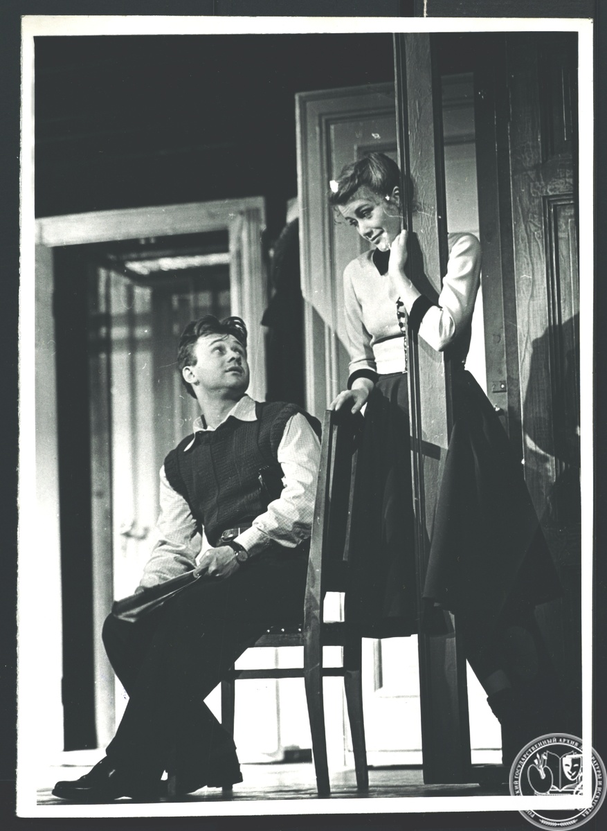 Фотография сцены спектакля Московского драматического театра на Малой Бронной «Пять вечеров» по пьесе А.М. Володина. 1997 г. РГАЛИ. Ф.2908. Оп.10.