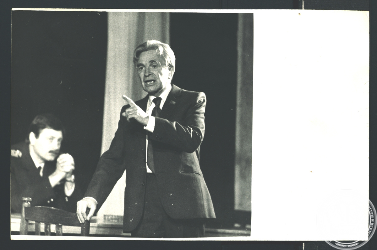 Фотография Ю.В. Катина-Ярцева в роли Лятошинского («Равняется четырем Франциям»), сыгранной в Московском драматическом театре на Малой Бронной. В группе с В.Г. Смирницким. 1986 г. РГАЛИ. Ф.2620. Оп.4. Фотокопия