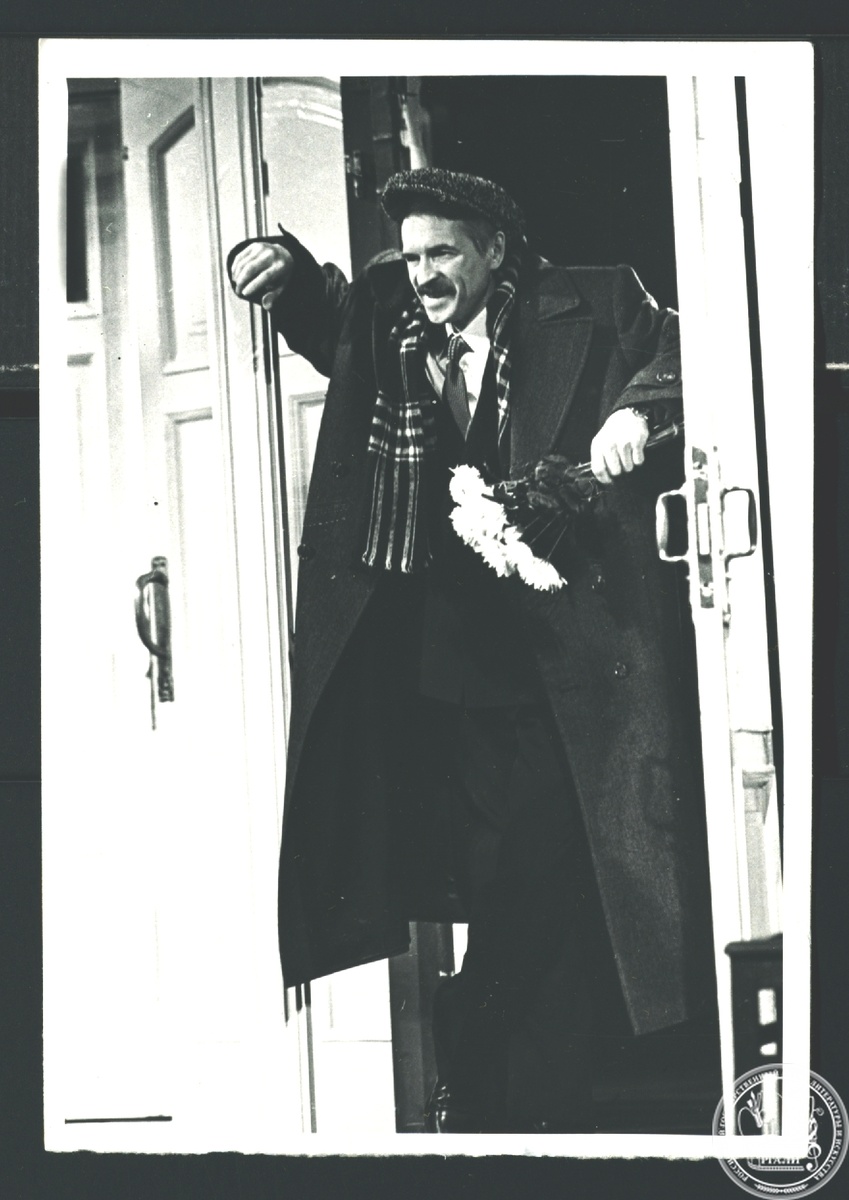 Фотография сцены спектакля Московского драматического театра на Малой Бронной «Пять вечеров» по пьесе А.М. Володина. 1997 г.  РГАЛИ. Ф.2908. Оп.10. 