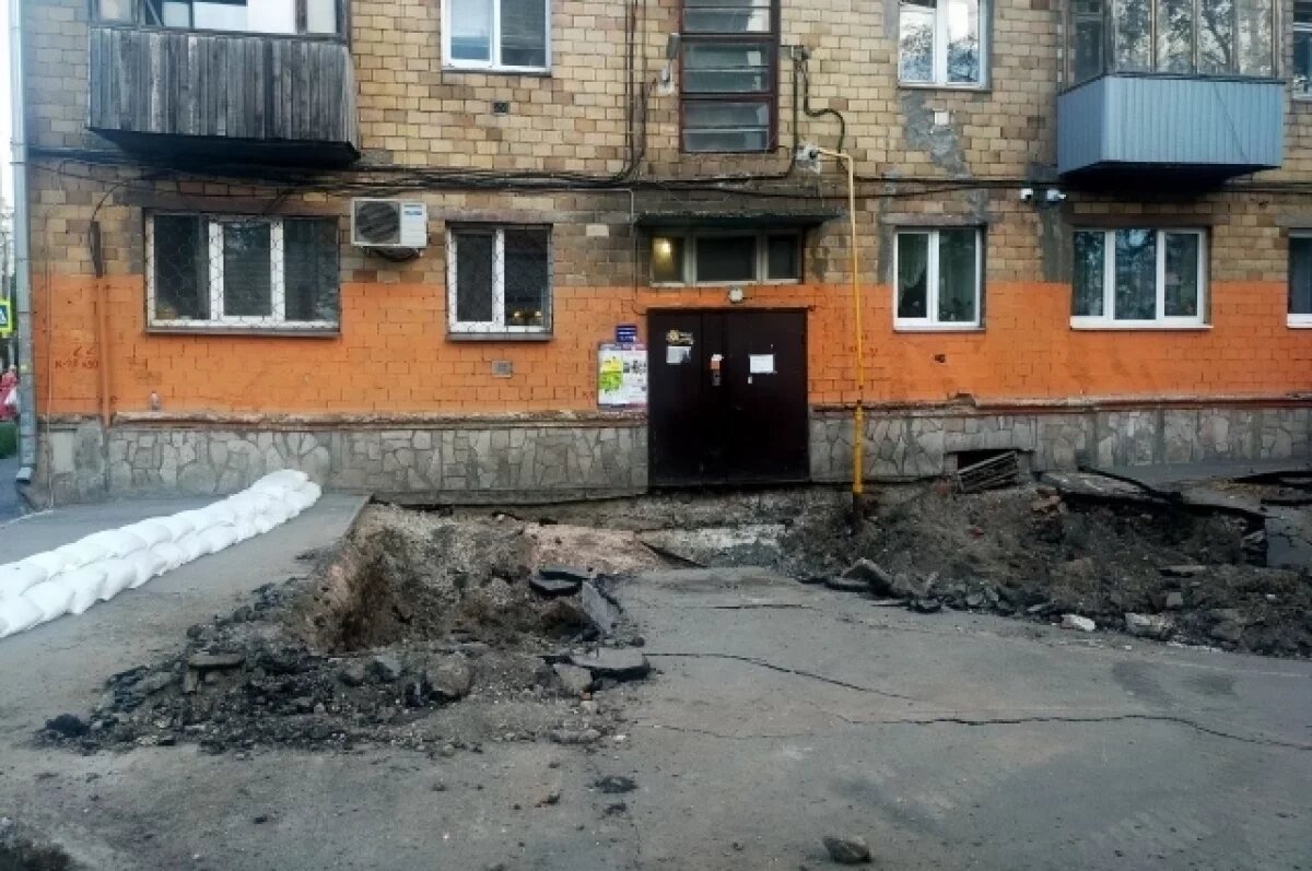    Следователи возбудили дело о халатности по факту провала грунта на Бограда