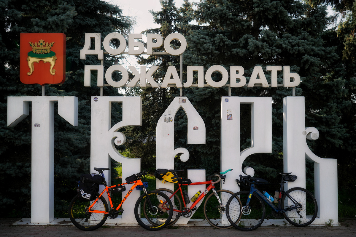 Тропы моментально стали скользкими м и вязкими, а в  лесу стало крайне душно. ☔️
 Особое внимание заслужил участок в 35 км, который представлял собой затяжной подъем. 🚴Педалировать в гору под  солнцем и с влажной после дождя землей — то еще удовольствие, но виды вокруг того стоили.