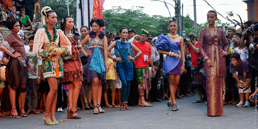 Индонезия - Шафиитская школа + местные обычаи (адаты), женщина одевается, как считает нужным