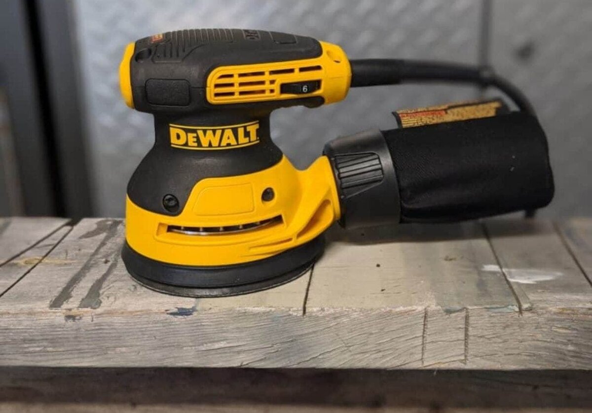 http://thetoolspace.com/wp-content/uploads/2020/07/The-Tool-Space-dewalt-dwe6423k-orbit-side-1290x900-1.jpg