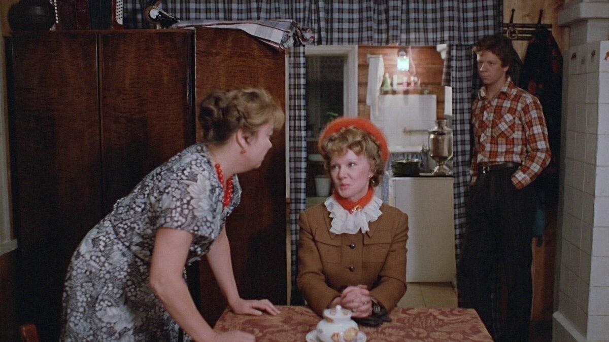 Кадр из фильма "Любовь и голуби". Фото из открытых источников.