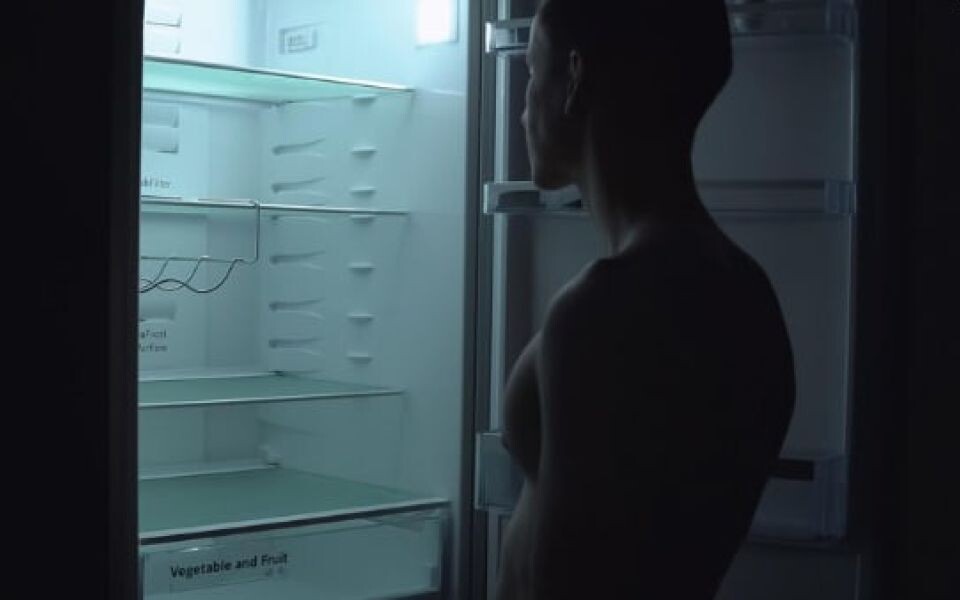    Женщина открывает холодильник