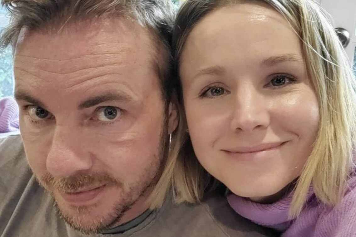     Дэкс Шепард показал обнаженную жену Кристен Белл, поздравив ее с номинацией на премию «Эмми»