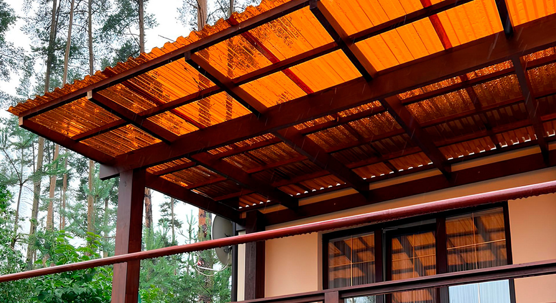 Терраса из профилированного поликарбоната Novattro цвета «терракот»