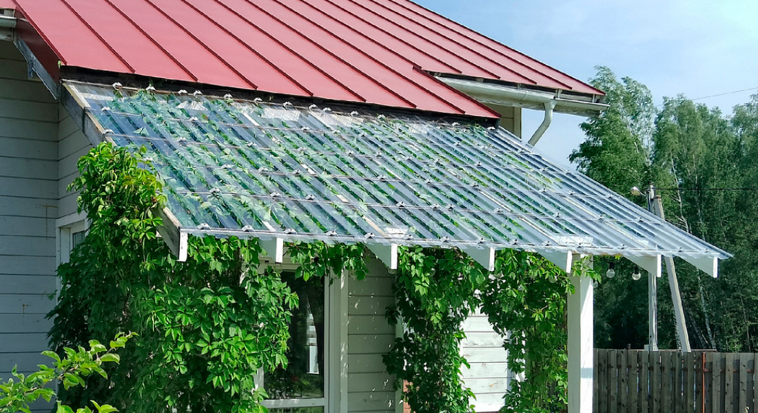 Входная кровельная конструкция из прозрачного профилированного поликарбоната Novattro