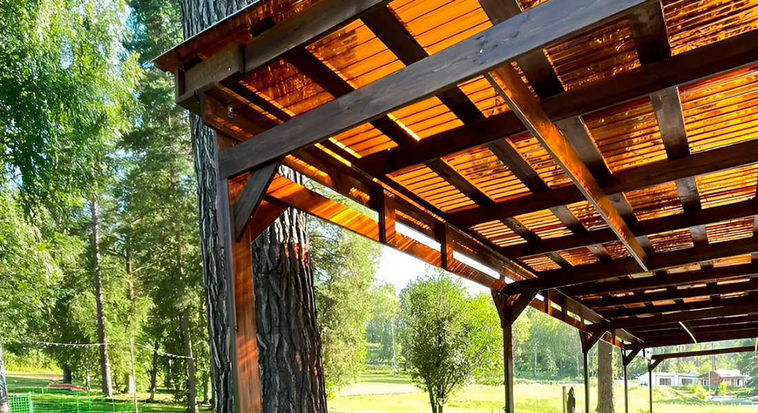 Навес из профилированного поликарбоната Novattro цвета «терракот»