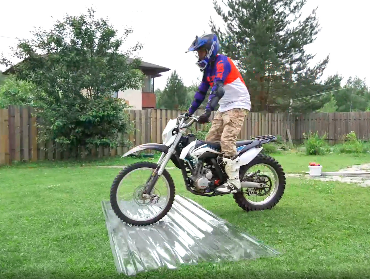 Испытание профилированного поликарбоната Novattro на прочность