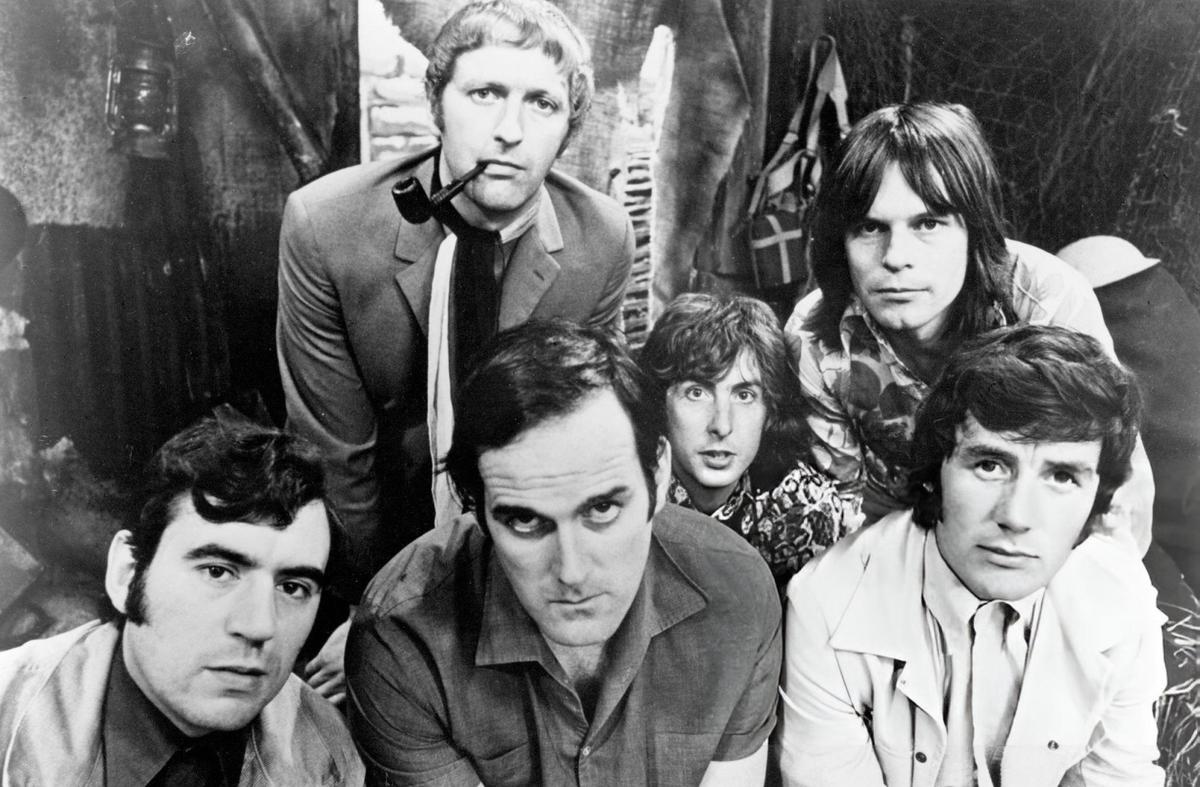 Слева направо (снизу): Терри Джонс, Джон Клииз, Майкл Пэлин; (сверху): Грэм Чепмен, Эрик Айдл, Терри Гиллиам.