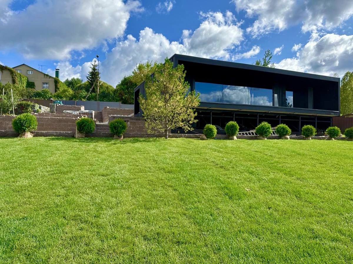 Один из наших многочисленных успешных проектов по укладке газона на одном из участков Москвы и Московской области