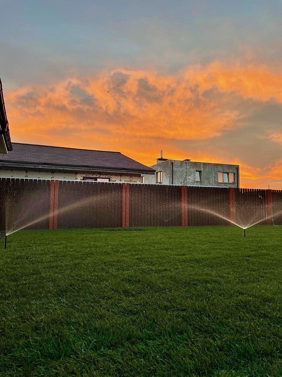 Один из наших многочисленных успешных проектов по укладке газона и установке систем автополива на одном из участков Москвы и Московской области