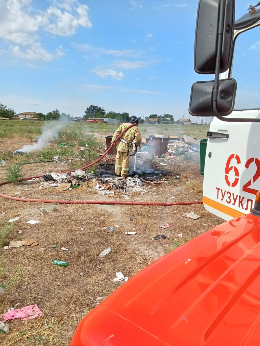 пожарные тушат мусор