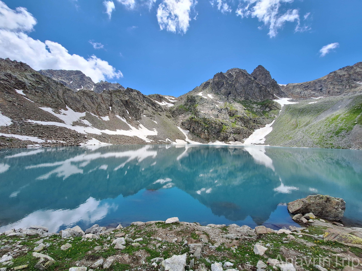 Большое Софийское озеро - высокогорное ледниковое озеро в Карачаево-Черкесии, расположенное на высоте около 2830 метров у подножия Софийского хребта.