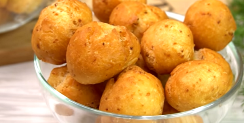 Отличный способ использовать остатки кефира завалявшегося в холодильнике. Пончики "Чиполлинки" готовлю на завтрак.