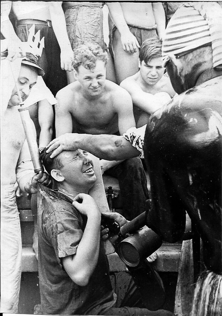 Юрий Вячеславович Куликов проходит обряд «крещения» в день Нептуна при пересечении экватора на теплоходе «Михаил Калинин». Неизвестный автор, 1959 год, Атлантический океан, архив Николая Екимова.
