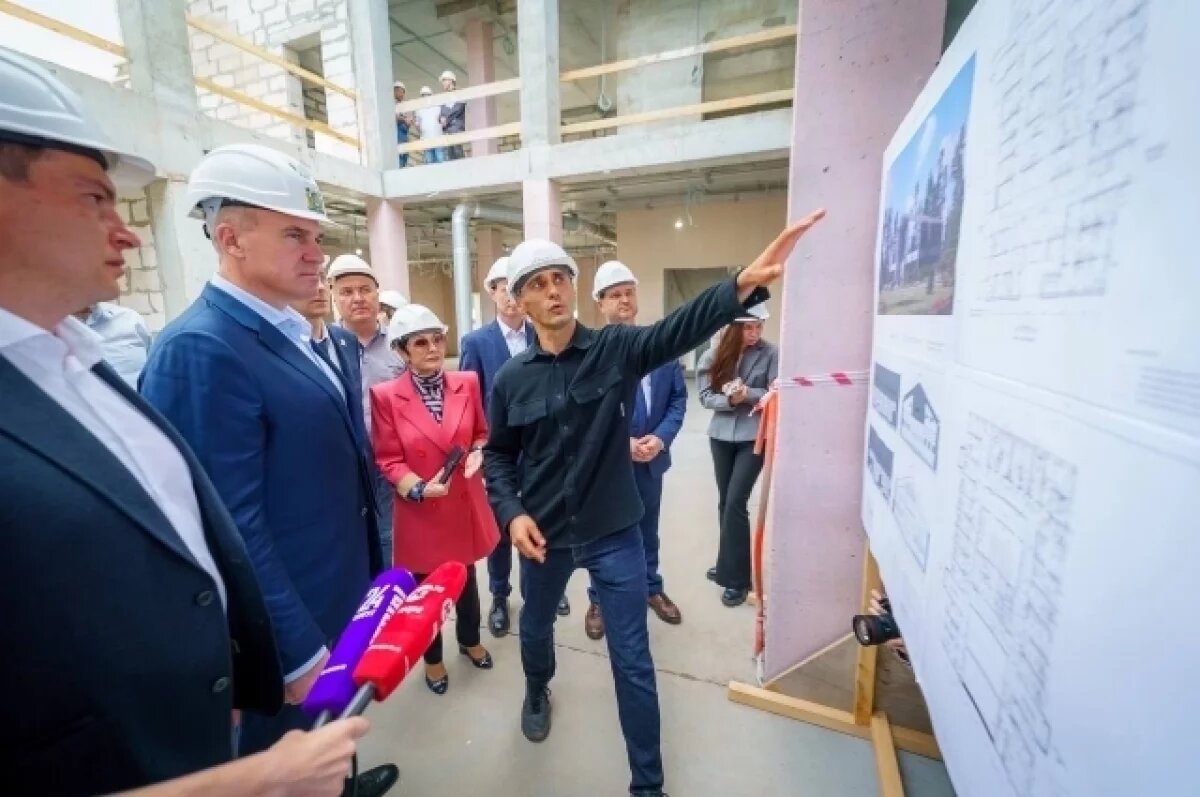    Руслан Кухарук оценил темпы строительства жилья в Сургутском районе.