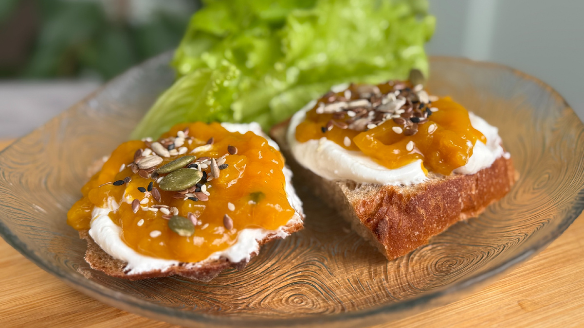 Пример завтрака: гречишный хлеб с мягким творогом, джемом низкокалорийным без сахара манго-маракуйя, семена и листья салата