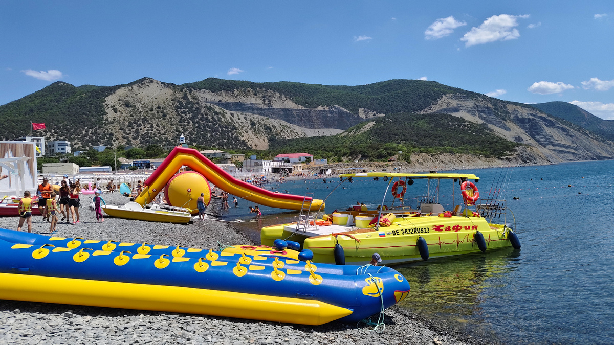 С хорошим пляжным функционалом 