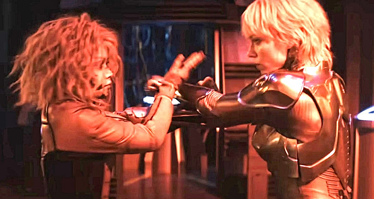 Пришли девчонки / Стоят в сторонке / Друг друга в кунг-фу теребят... 