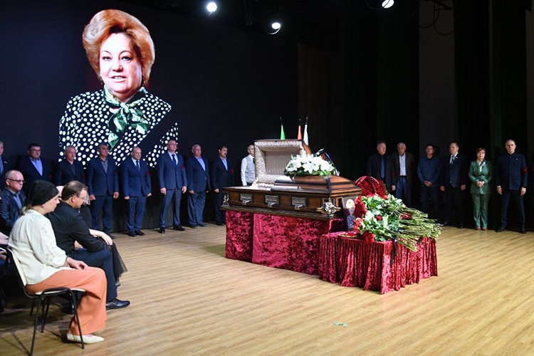    Проститься с Татьяной Воропаевой сегодня утром, в рабочий день, пришла не одна сотня человек.   
Фото: Олег Спиридонов