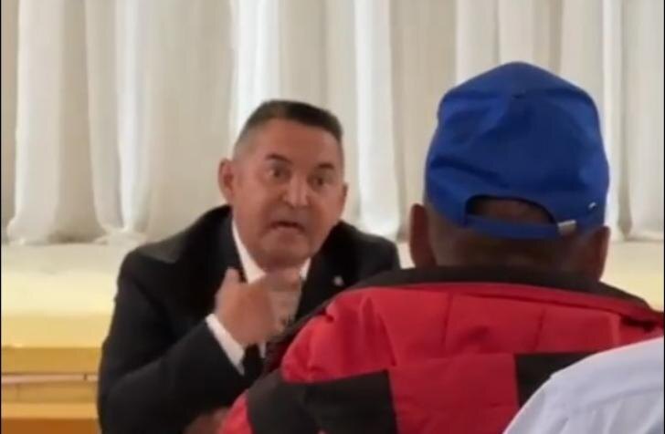    Скриншот с видео, записанного во время встречи в сельском клубе местными жителями