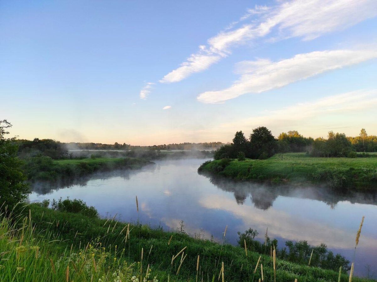 Живописный вид на реку, который будет открываться с дома.