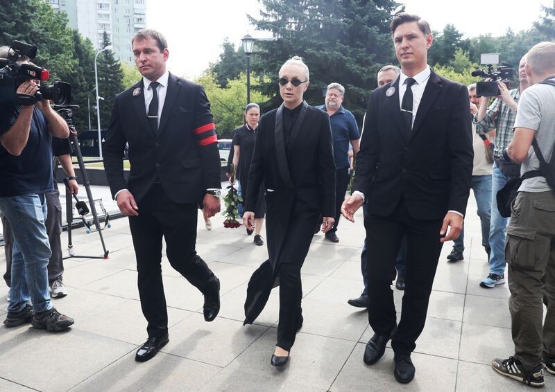    Дочь Юрия Мороза актриса Дарья Мороз перед началом церемонии прощания / Источник: © ИЗВЕСТИЯ/Андрей Эрштрем