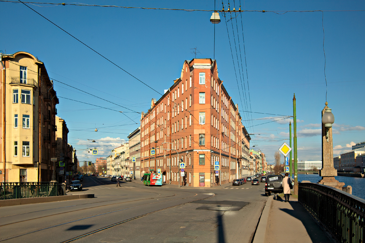 по проекту должен был быть украшен разнообразной лепниной, но заказчик решил экономить.