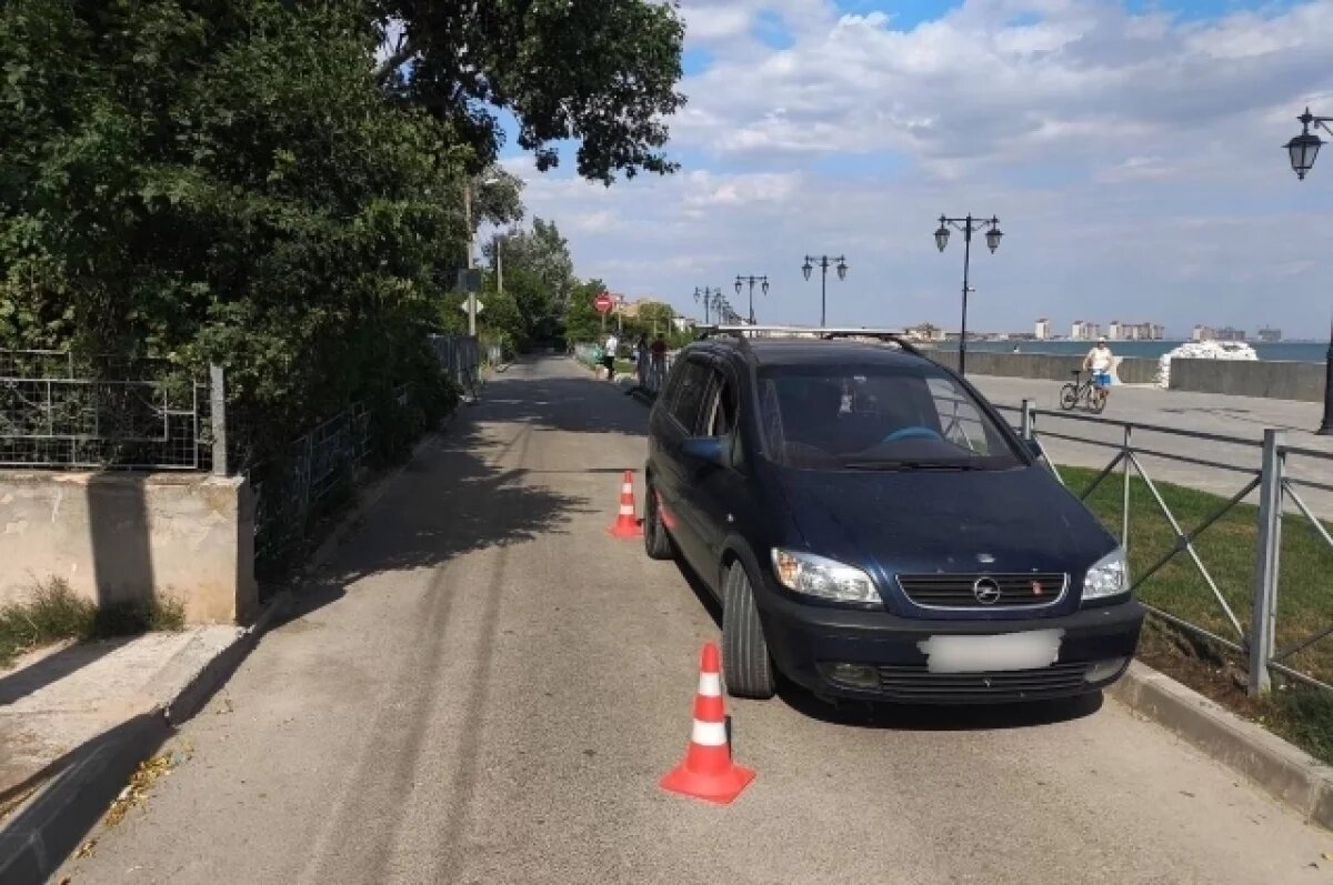    В Евпатории ребенок на самокате угодил под колеса иномарки