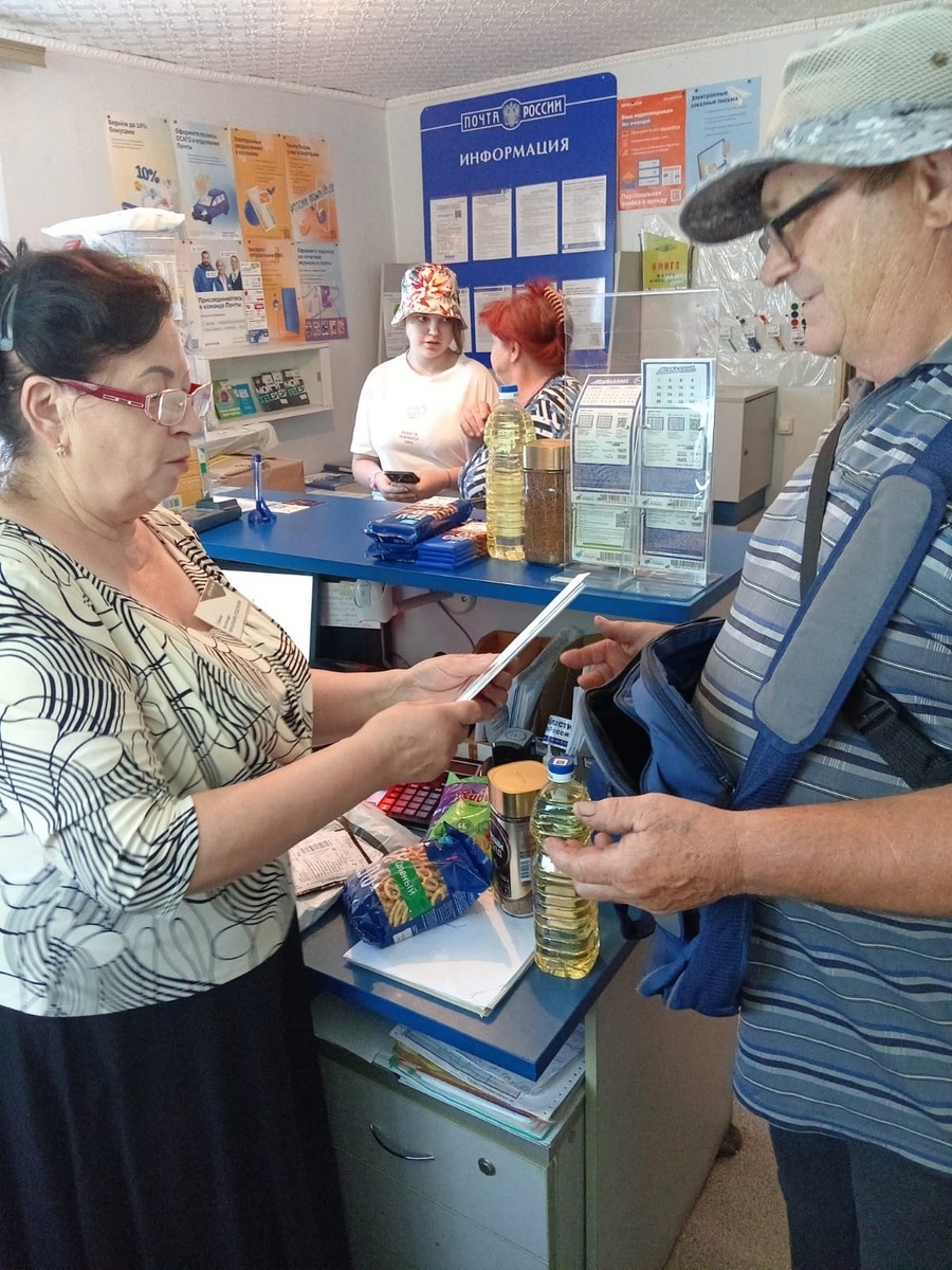 — Доставлю в срок, — уверяет начальника ОС Антониду Васильевну Губину почтальон Иван Викторович Губин, принимая корреспонденцию.