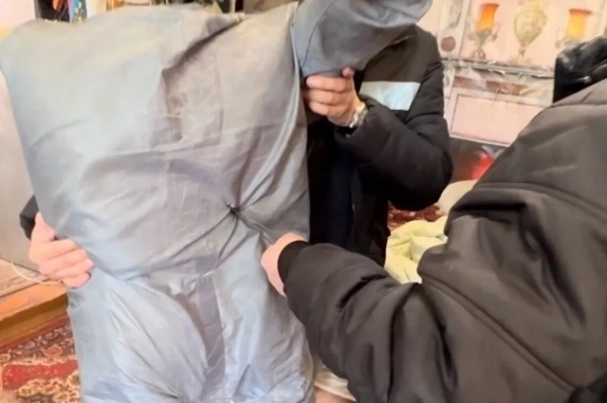    Женщина показала на следственном эксперименте, как все произошло.