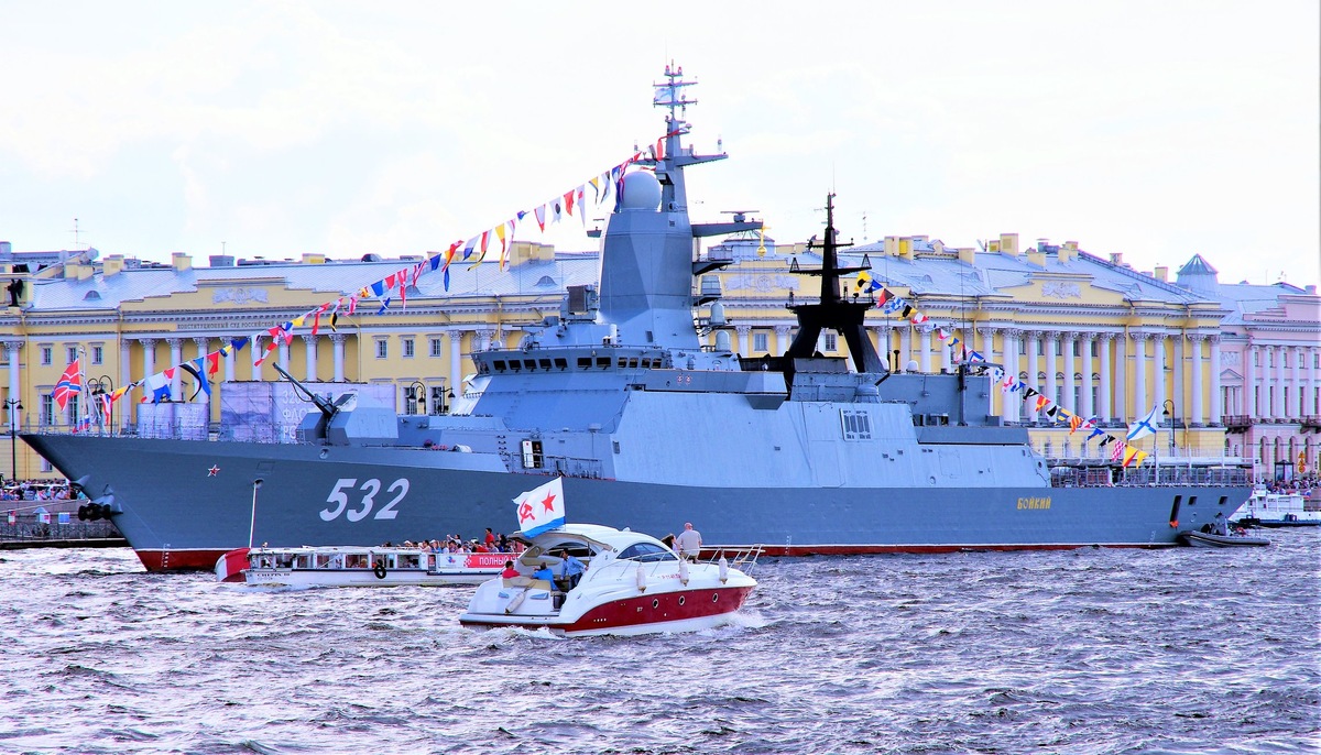 Корвет «Бойкий» на фоне Дворцовой набережной в День ВМФ.