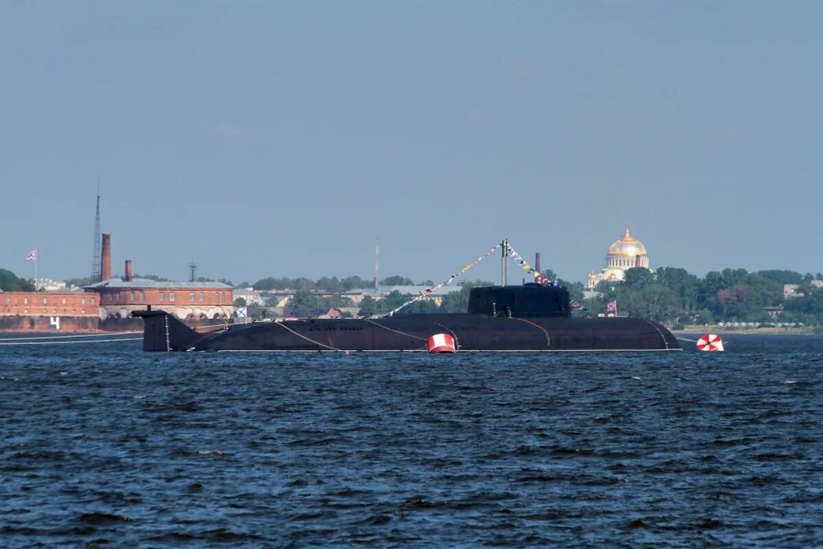 Атомная подводная лодка на рейде в Кронштадте в День ВМФ.