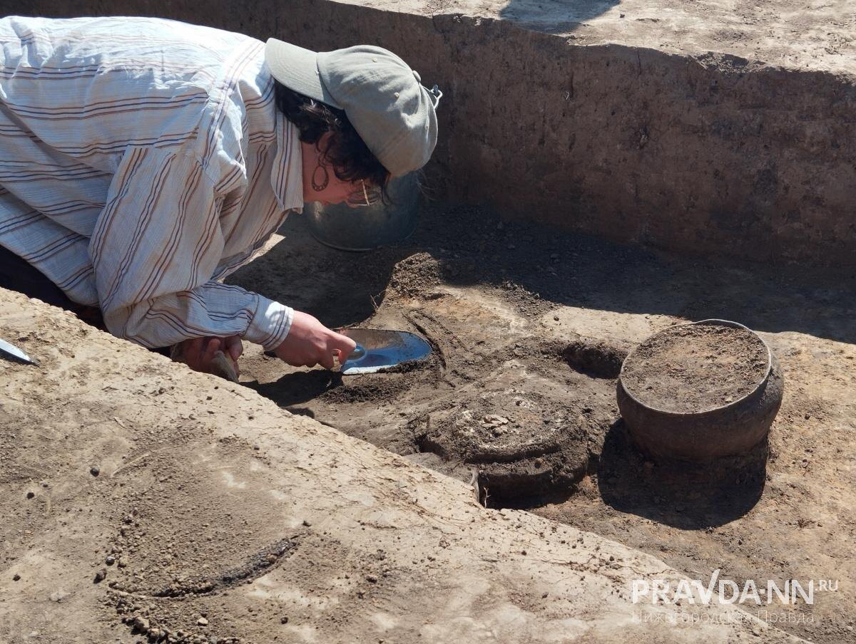   На раскопках находят не только останки, но и горшки, украшения и оружие финно-угорского племени