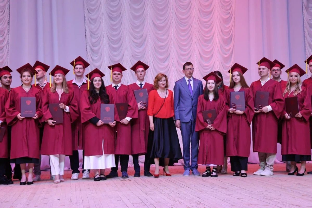    Дипломы в этом году получили 473 выпускника