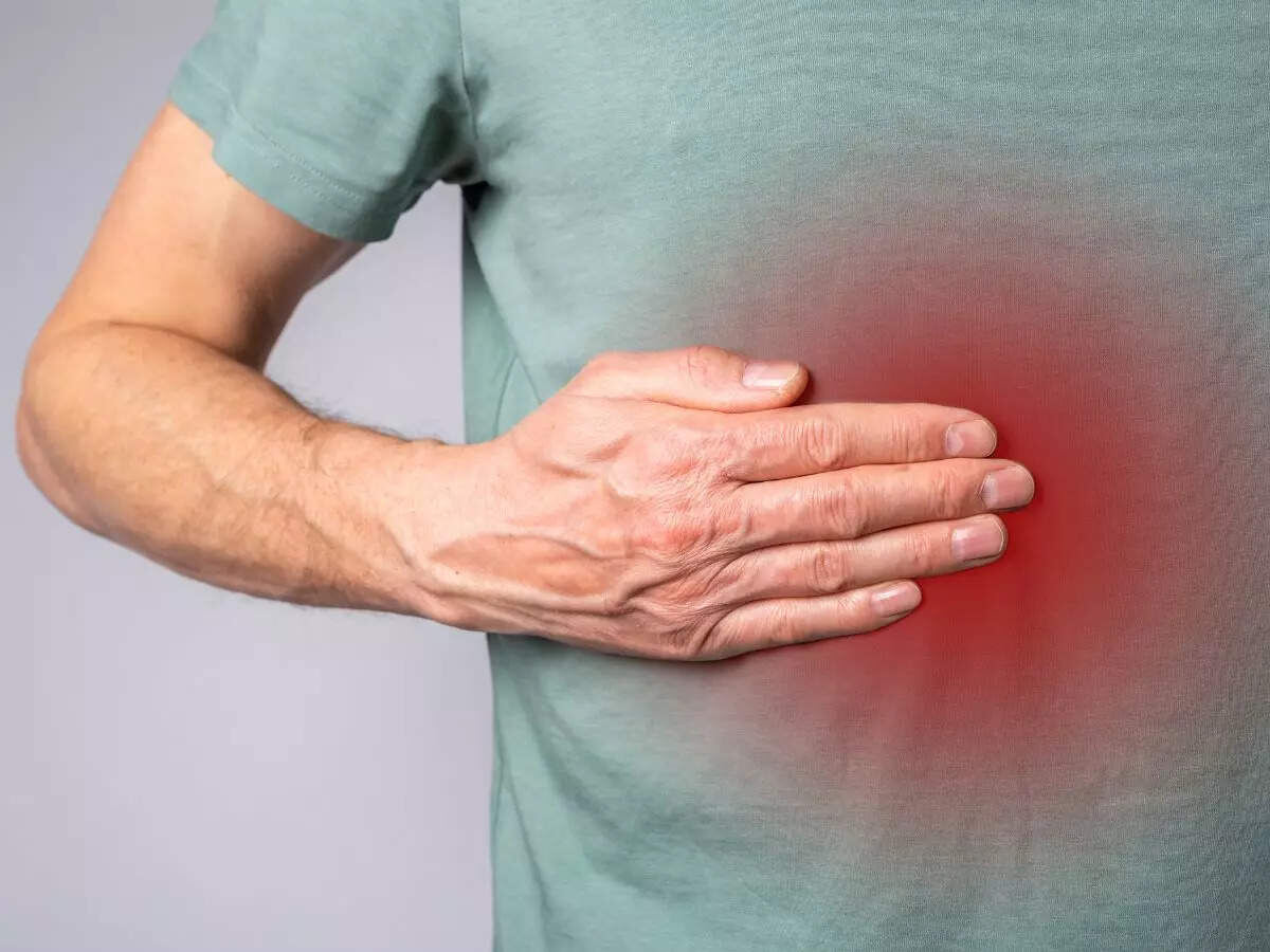 Почему печень "стучит" в правом боку — что делать