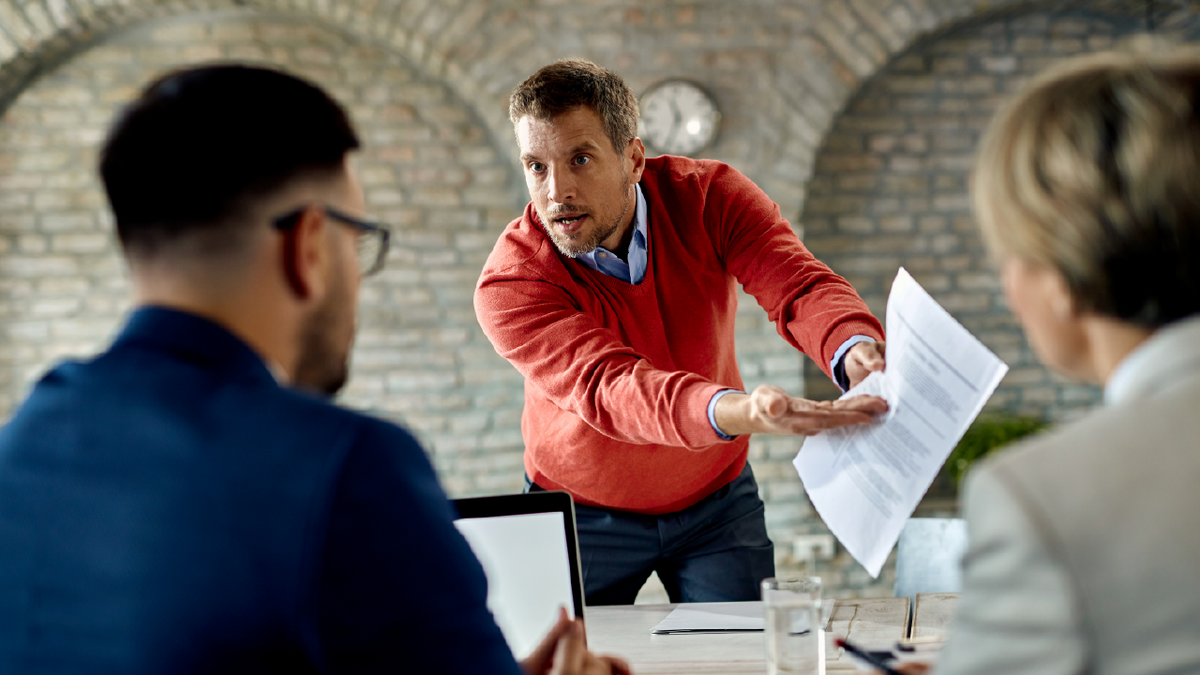 В этом случае важно не поддаваться эмоциям и не принимать сказаное на свой личный счет