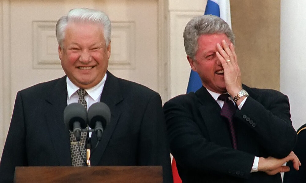 Ельцин у Белого дома с президентом США Биллом Клинтоном.