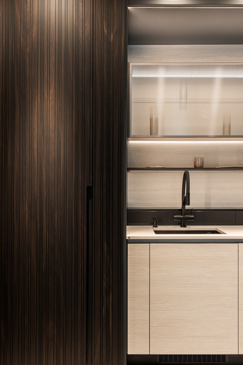 Декоративные пазы способны добавить ритма и 3D-объема минималистичным поверхностям из шпона (как на фото) или эмали. Вариативность изготовления пазов от Giulia Novars позволяет кастомизировать шаг, ширину, форму и даже цвет заполнения пазов. В данном случае дизайнеры создали несимметричный, повторяющийся паттерн вертикальных линий, которые вторят текстурам керамики и стекла.